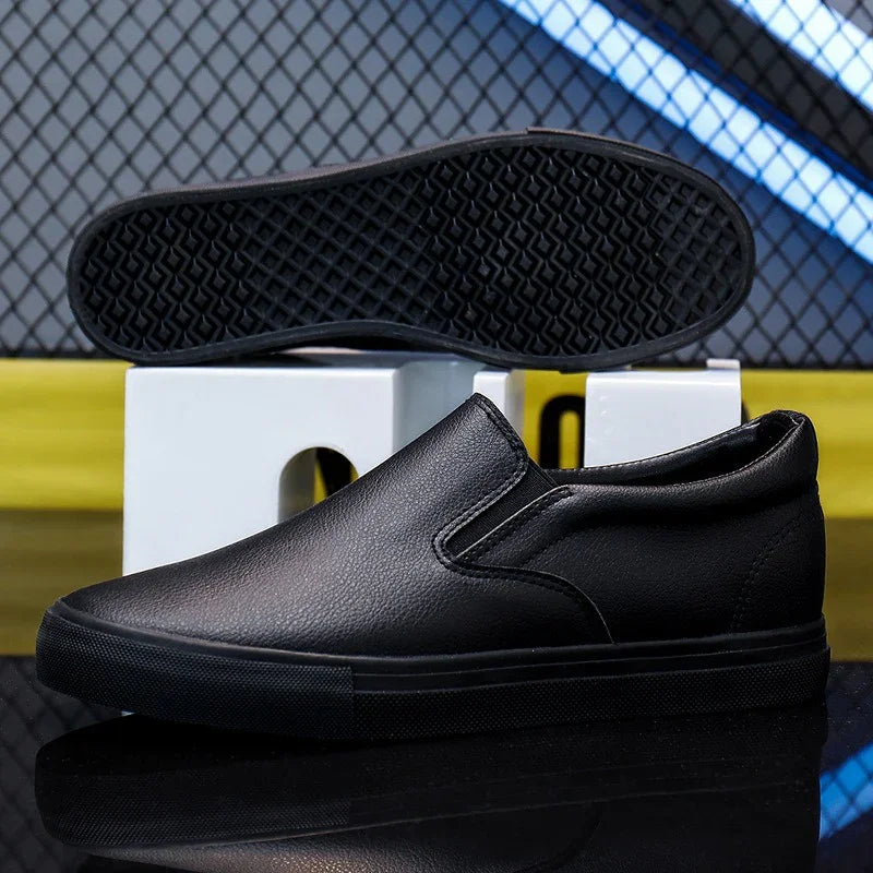 Tênis Masculino StreetComfort™ em Couro com Acabamento Minimalista / Visual Inteligente e Zero Desconforto na Rotina!