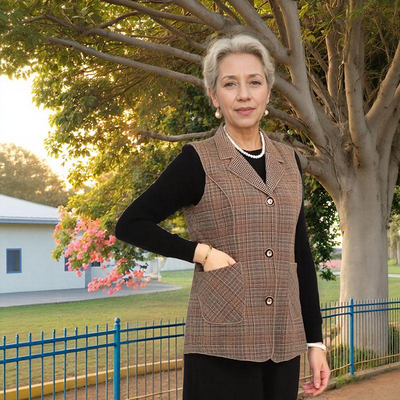 Colete Francesca™ com Lapela Elegante e Estampa Xadrez Clássica / O Charme Europeu em Uma Peça Atemporal e Sofisticada