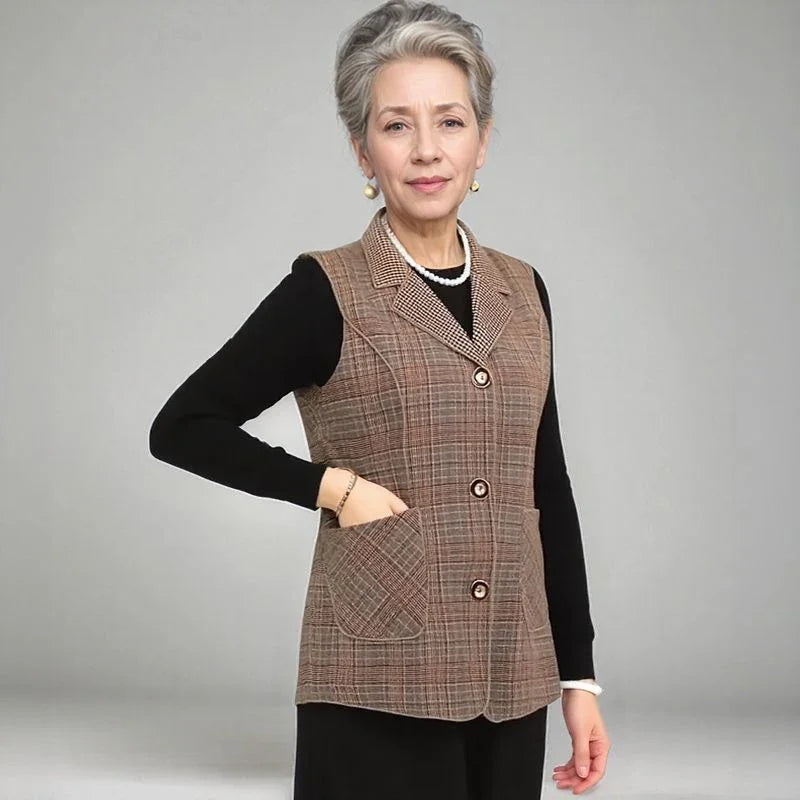 Colete Francesca™ com Lapela Elegante e Estampa Xadrez Clássica / O Charme Europeu em Uma Peça Atemporal e Sofisticada