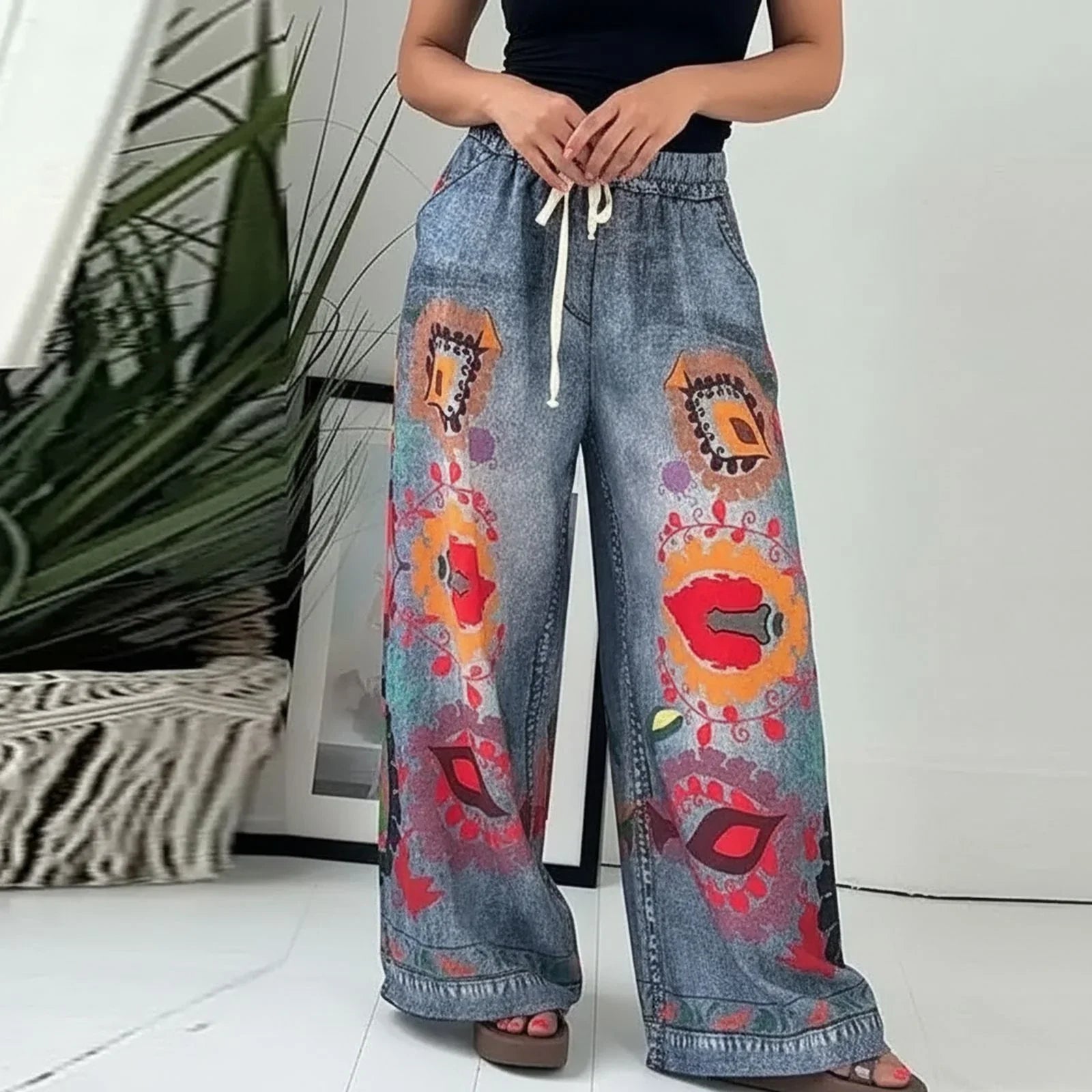 Calça Jeans Estampada Veraneio™ com Cós Elástico Confortável e Modelagem Ampla / Arte, Movimento e Expressão em Cada Passo!
