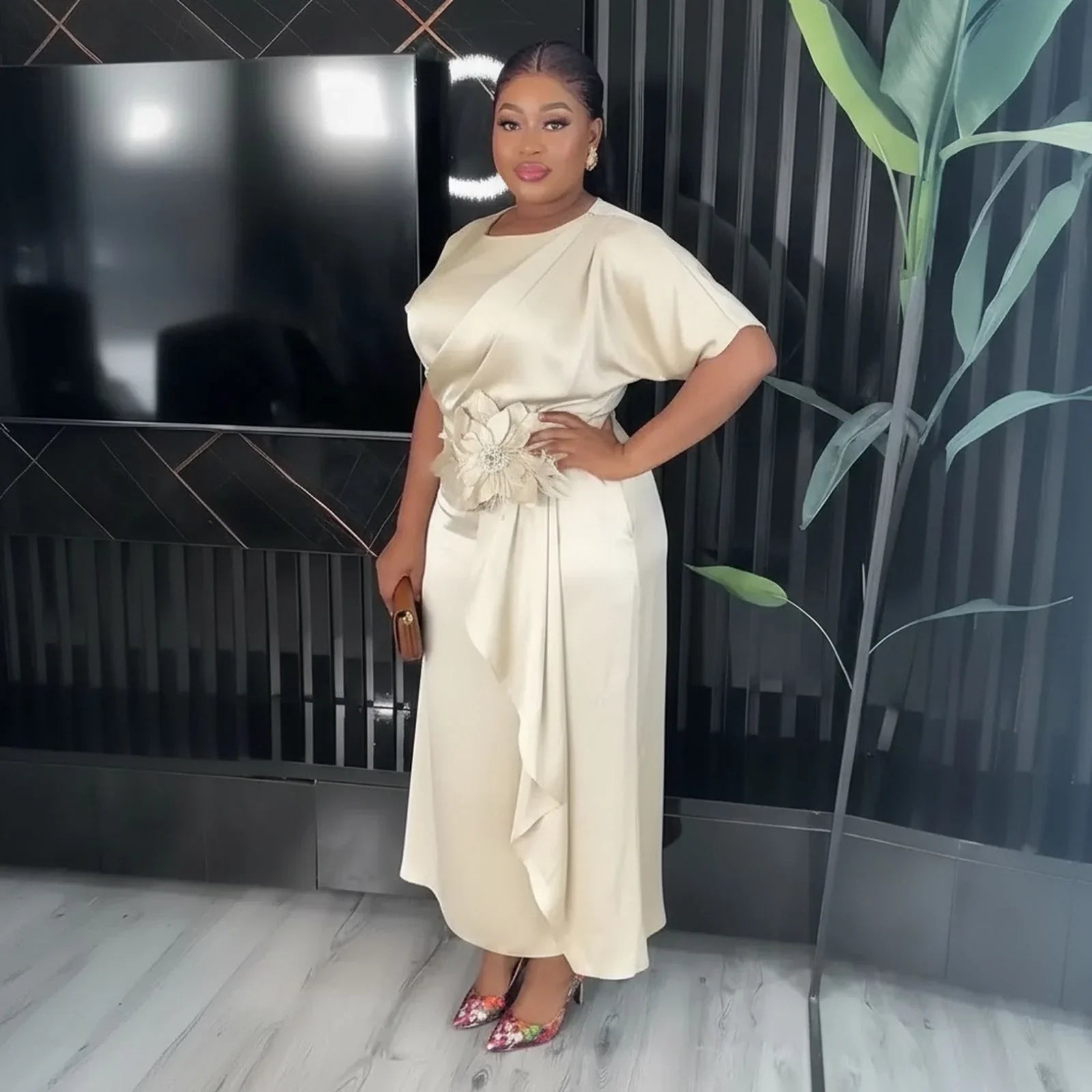 Vestido Seraphine™ em Crepe Acetinado com Flor Escultural na Cintura / Elegância Silenciosa para Momentos que Exigem Presença!