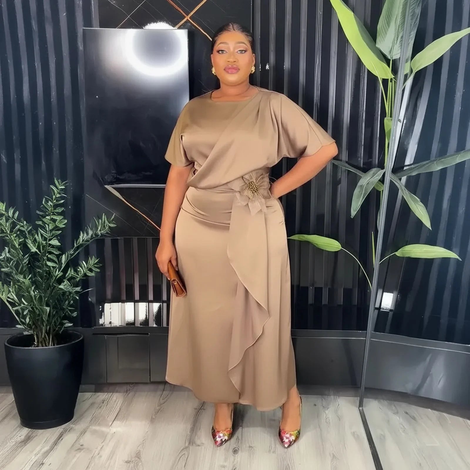 Vestido Seraphine™ em Crepe Acetinado com Flor Escultural na Cintura / Elegância Silenciosa para Momentos que Exigem Presença!