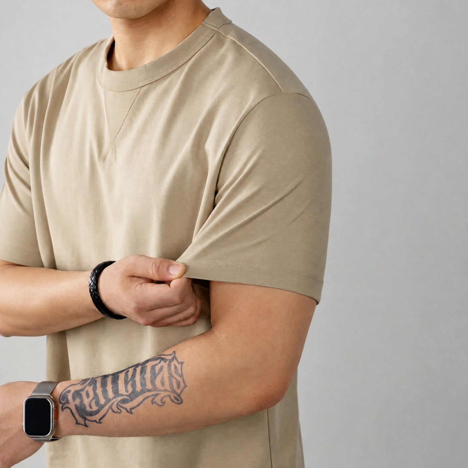 Camiseta Louis™ em Malha Premium com Gola Redonda Canelada
