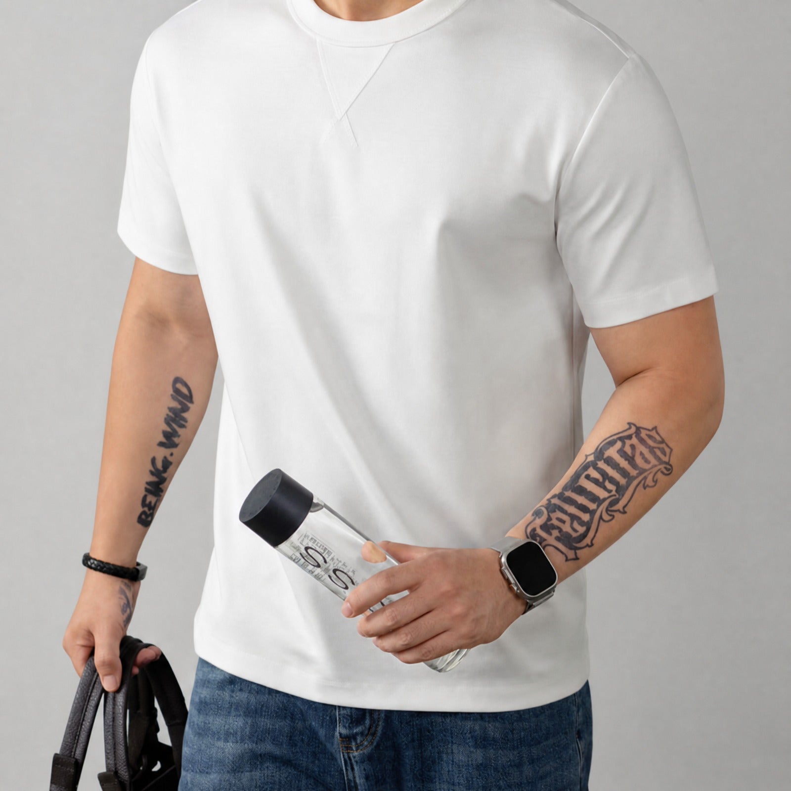 Camiseta Louis™ em Malha Premium com Gola Redonda Canelada