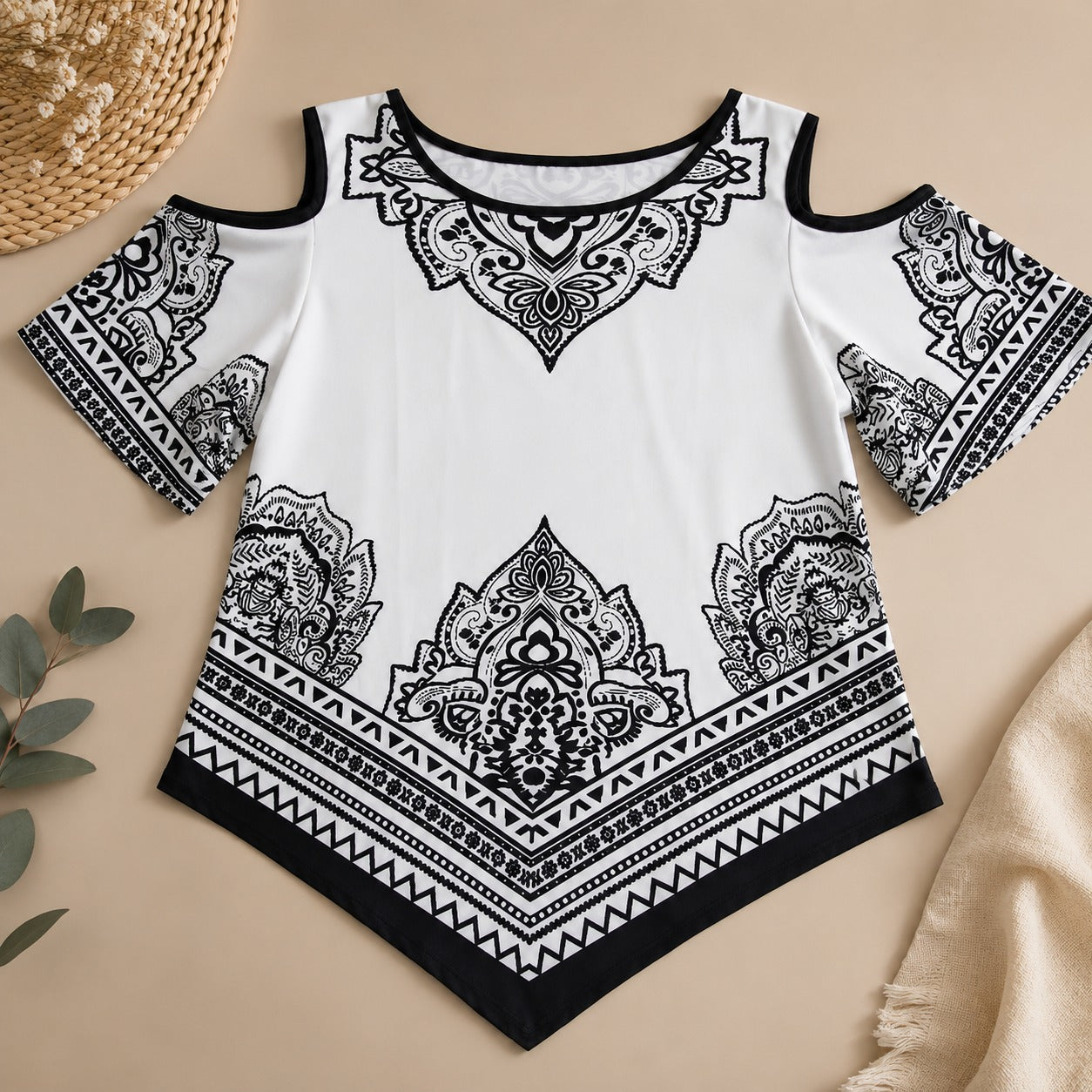 Blusa Calisse™ com Ombros Vazados, Estampa Ornamental e Barra Assimétrica.