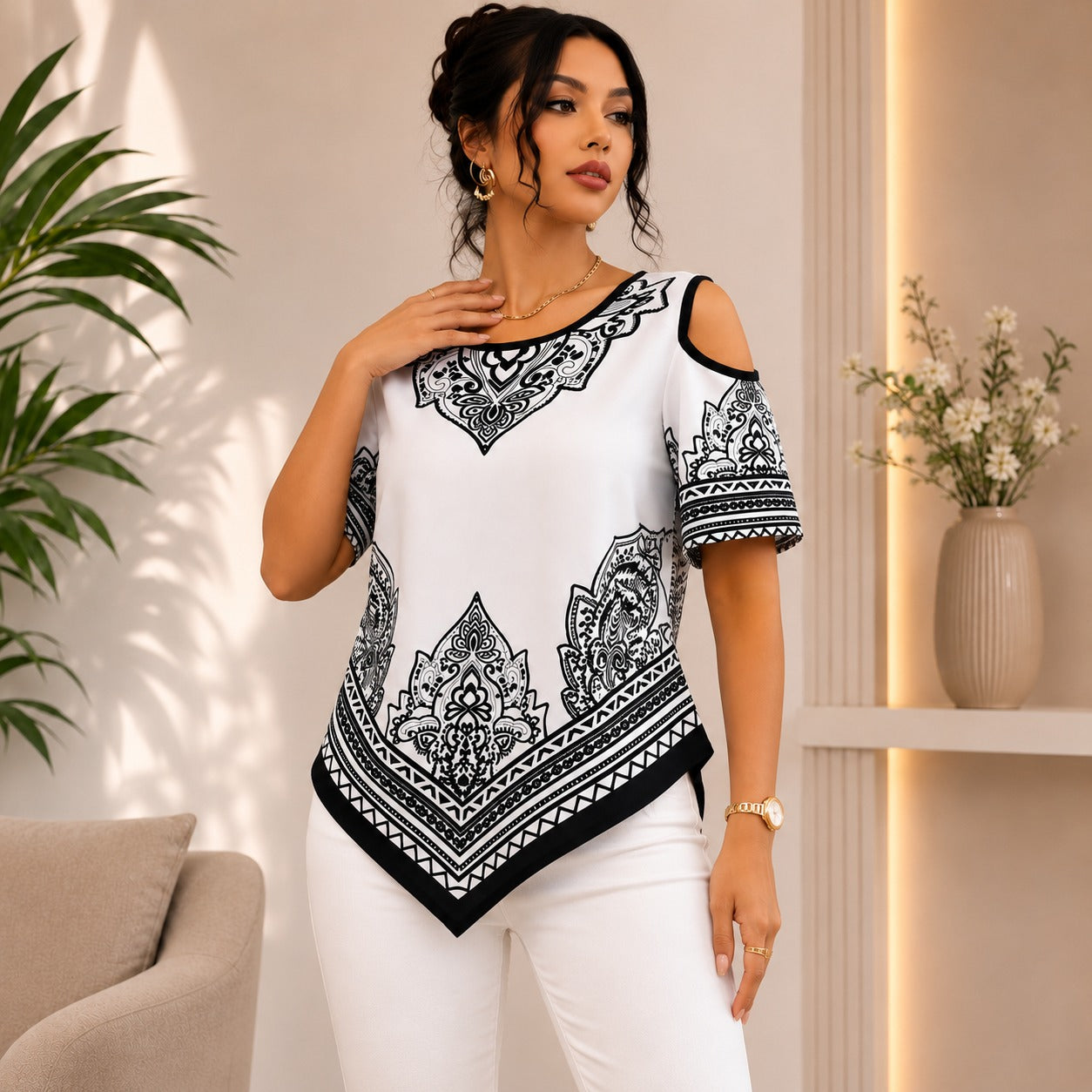 Blusa Calisse™ com Ombros Vazados, Estampa Ornamental e Barra Assimétrica.