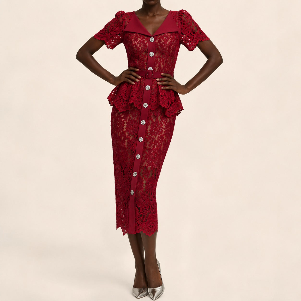 Vestido Marivelle™ com Renda Floral, Peplum e Botões Ornamentais / Uma composição refinada para ocasiões que pedem presença.