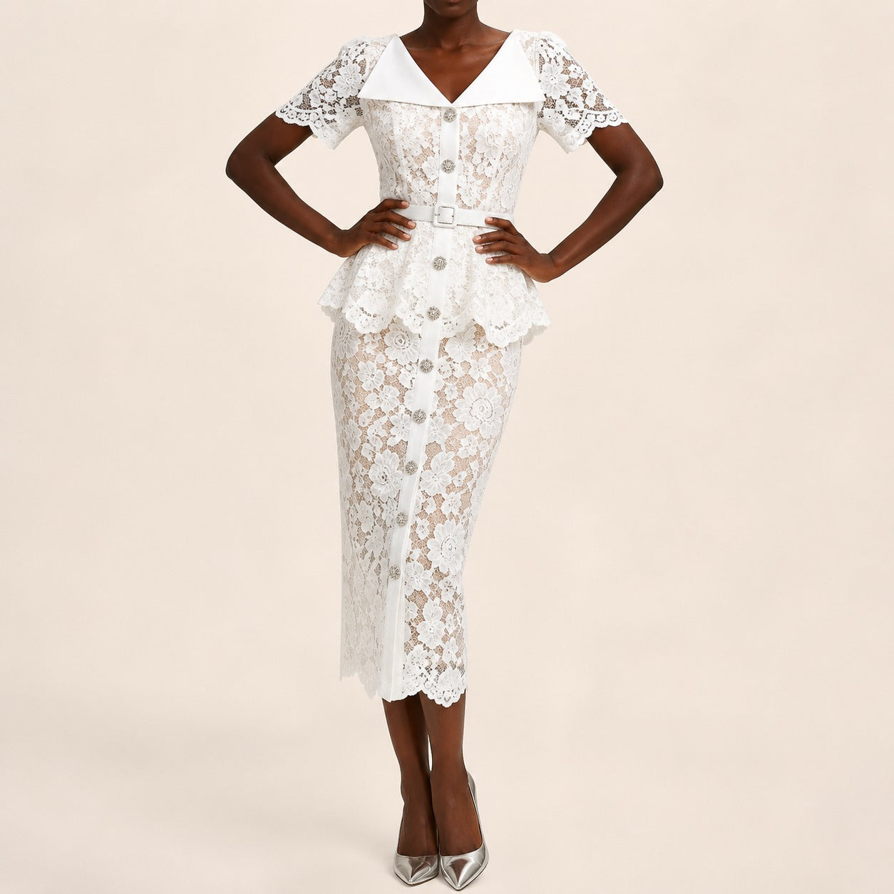 Vestido Marivelle™ com Renda Floral, Peplum e Botões Ornamentais / Uma composição refinada para ocasiões que pedem presença.