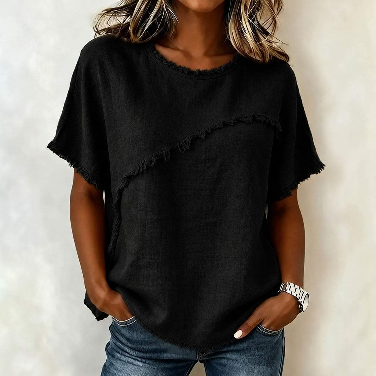 Blusa Verena™ com Recorte Assimétrico e Acabamento Desfiado