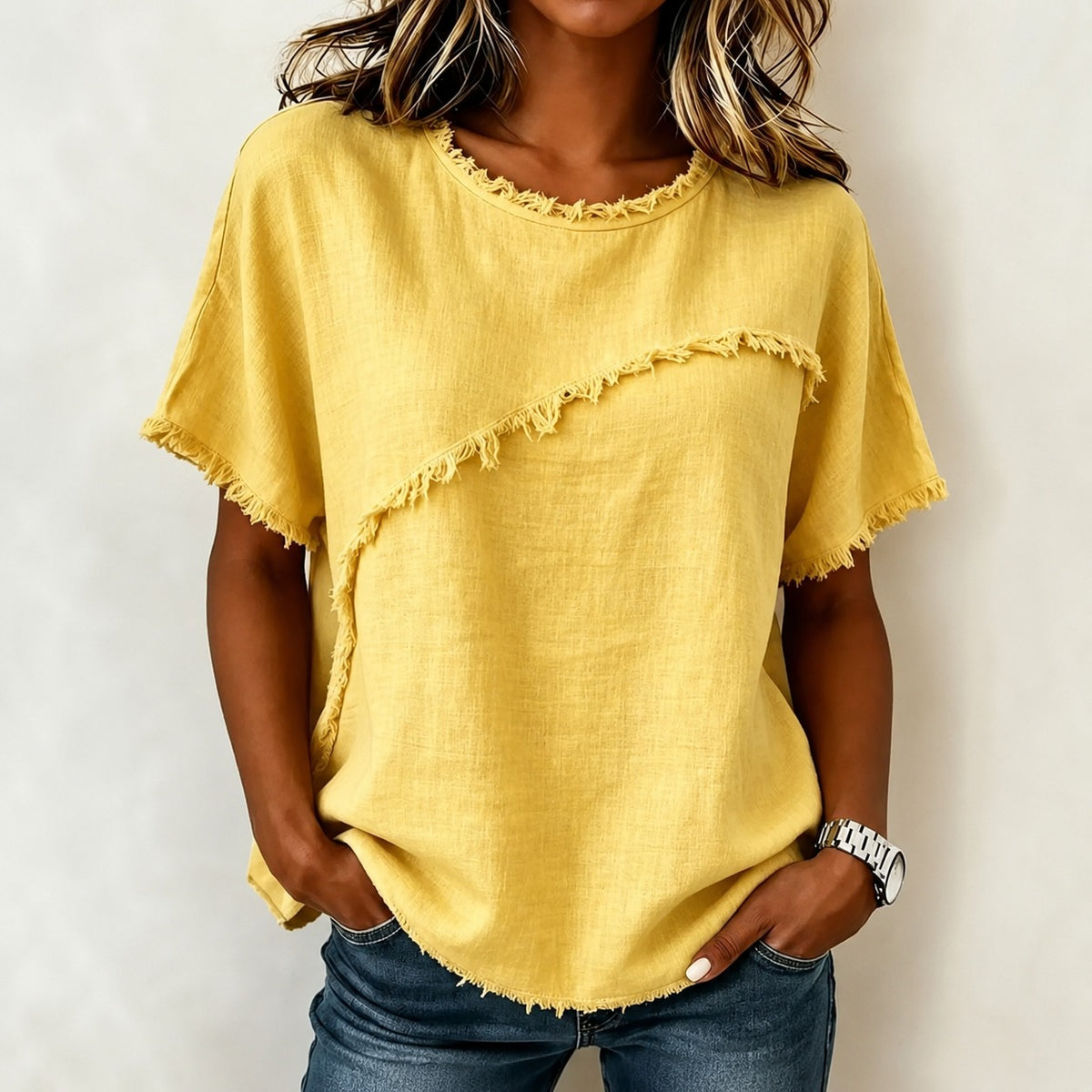 Blusa Verena™ com Recorte Assimétrico e Acabamento Desfiado