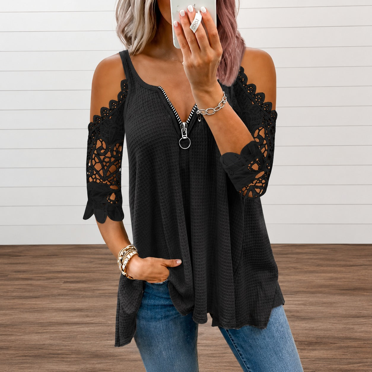 Blusa Beatriz™ com Mangas em Renda, Ombros à Mostra e Zíper Frontal