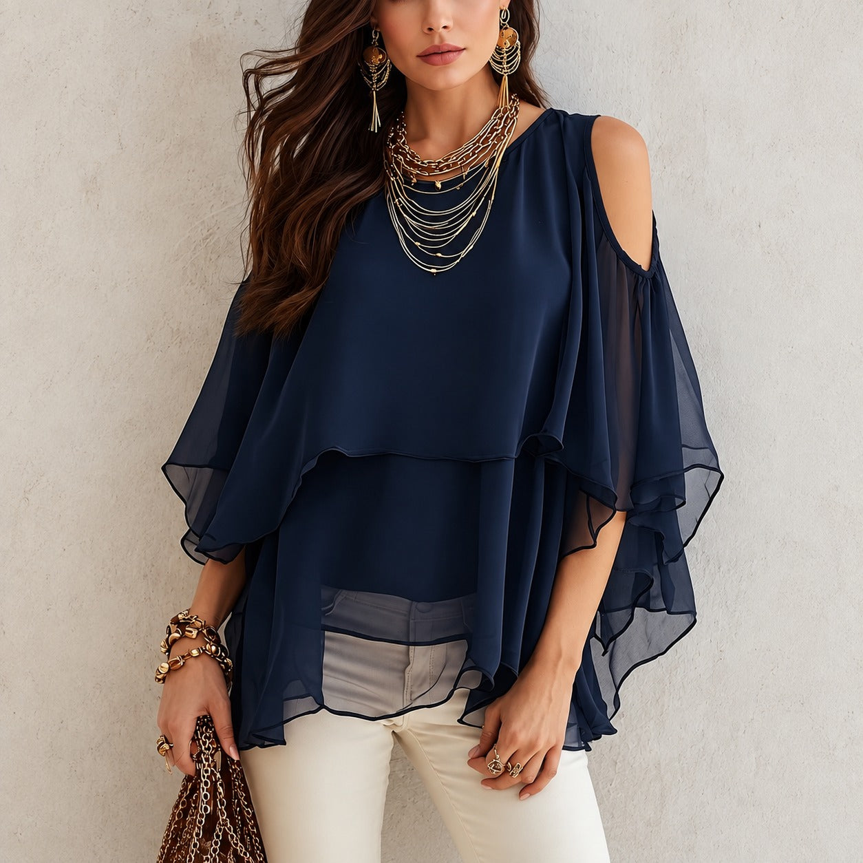 Blusa Isabele™ com Mangas Fluidas, Ombros Vazados e Babados
