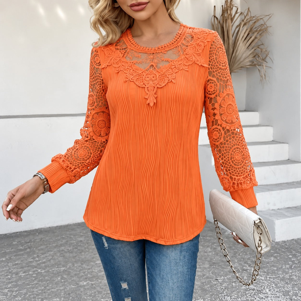 Blusa Almira™ com Renda Vazada, Mangas Longas e Detalhe Bordado no Colo
