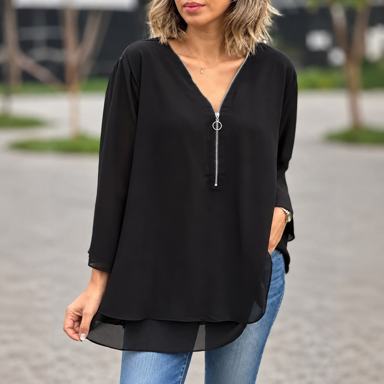 Blusa Odete™ com Zíper Frontal, Modelagem Ampla e Barra em Camadas