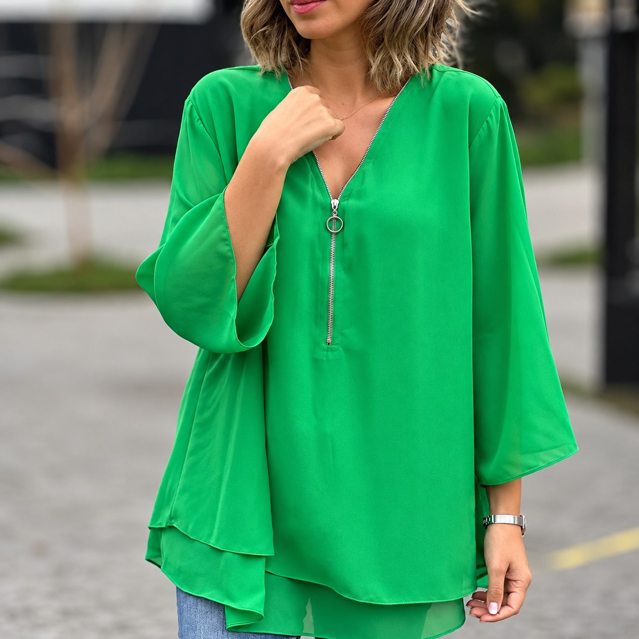 Blusa Odete™ com Zíper Frontal, Modelagem Ampla e Barra em Camadas