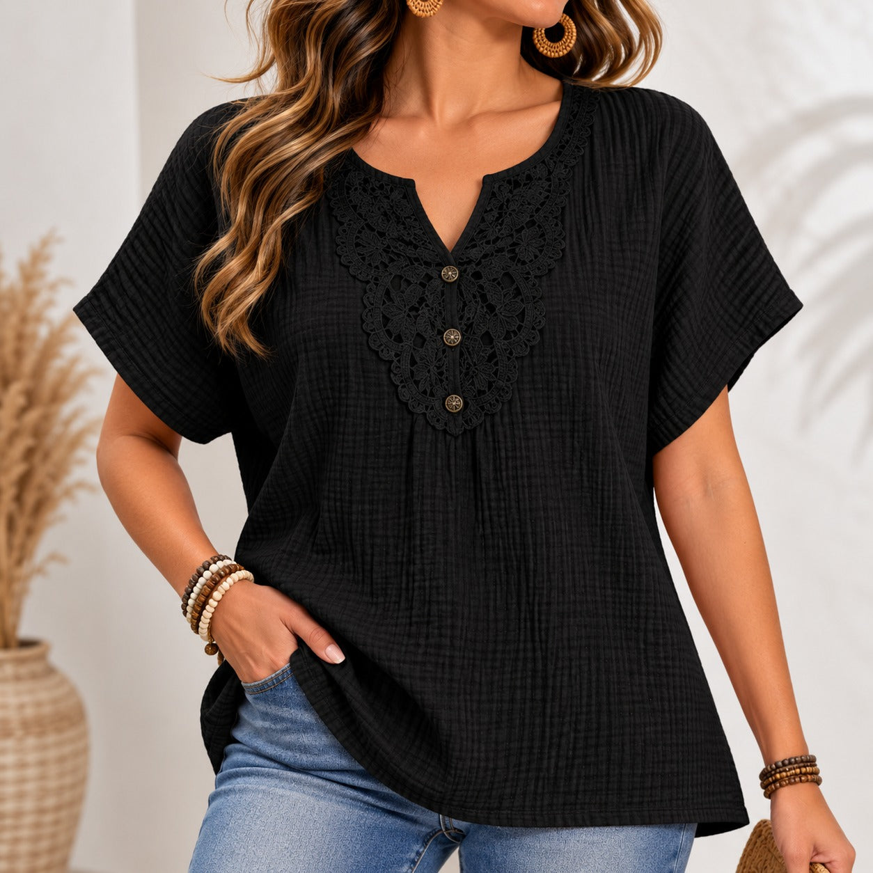 Blusa Amarilis™ com Renda Ornamental no Colo e Caimento Solto