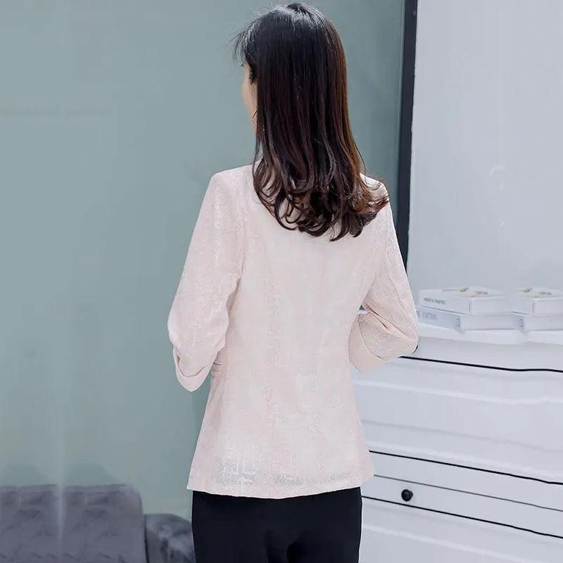 Blazer Azaleia em Renda- Detalhes Florais em Renda e Broche Exclusivo, Elegância para os Dias Mais Radiantes! - ModernLar