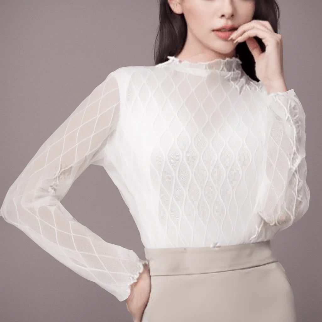 Blusinha Gola Alta Madalena™ / Detalhes em Renda e Transparência Delicada para Dias Quentes! - ModernLar
