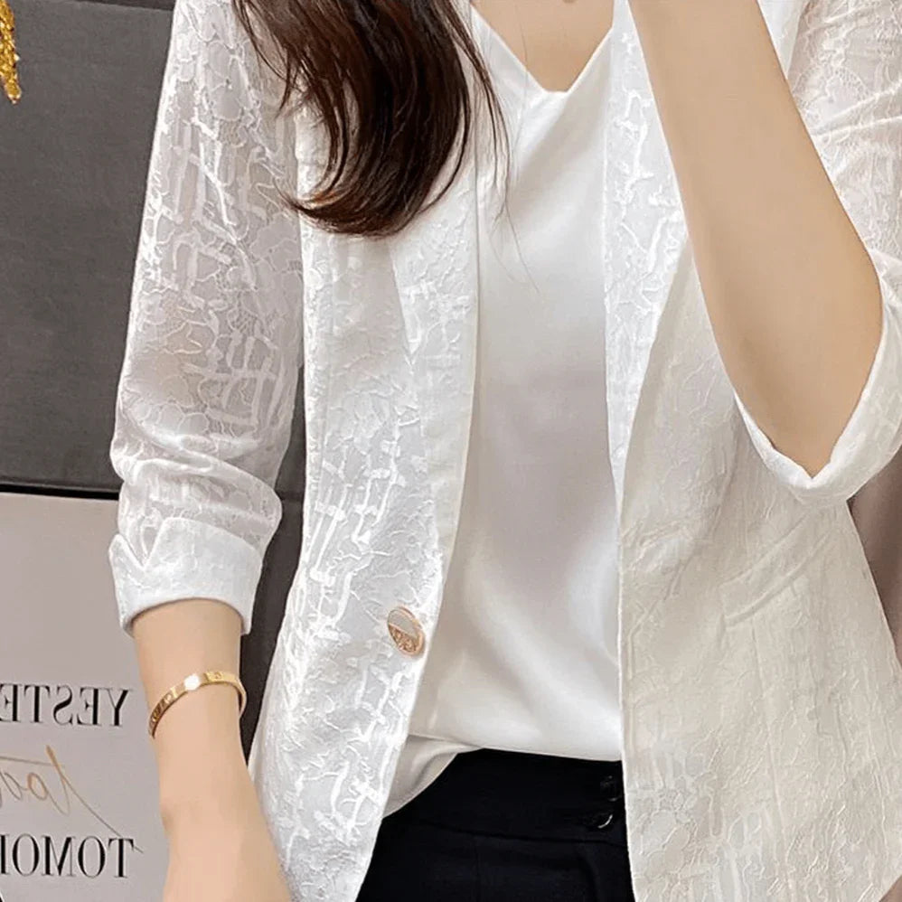 Blazer Azaleia em Renda- Detalhes Florais em Renda e Broche Exclusivo, Elegância para os Dias Mais Radiantes! - ModernLar