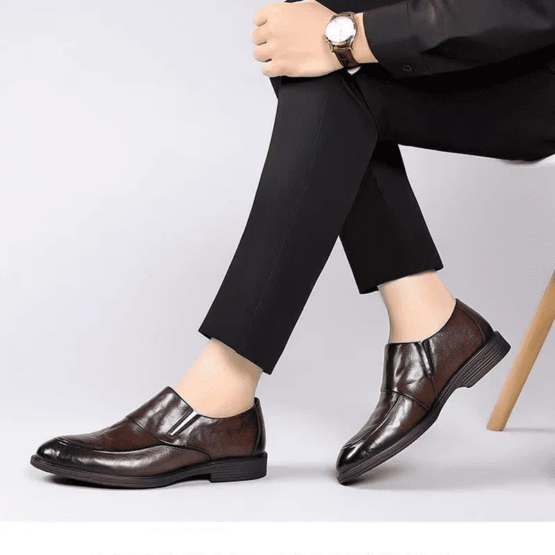 Sapato Montelli™ com Acabamento de Alto Nível e Solado Antiderrapante / Para Homens que Sabem Onde Querem Chegar!