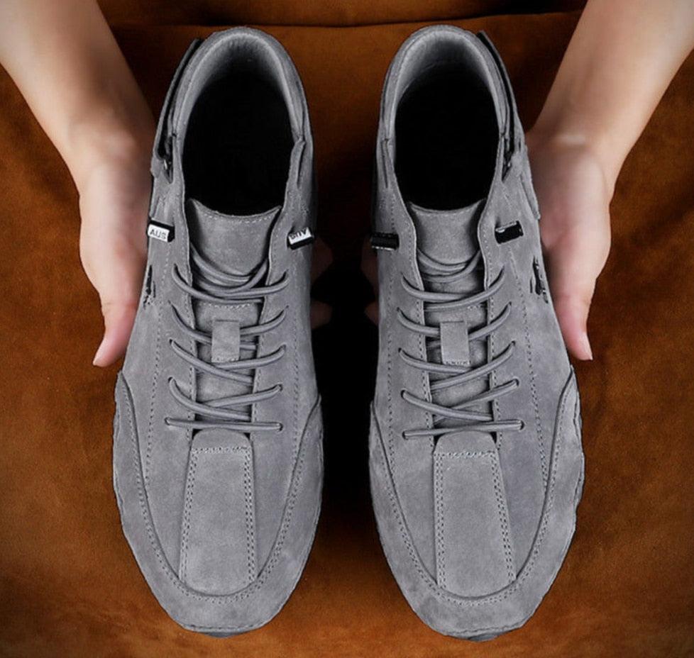Bota Dbeck™ Trabalhada em Camurça Italiana / + Boné Tático Camuflado do Brasil de Brinde - ModernLar
