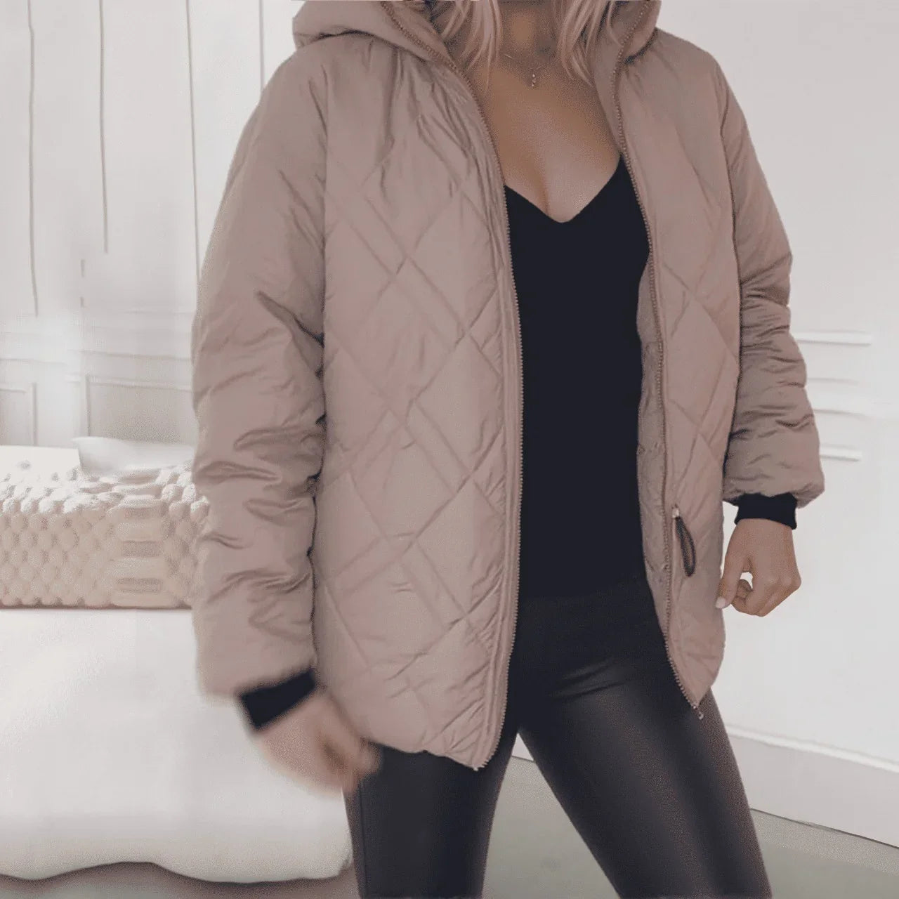 Jaqueta Térmica LuxAllure™ em Matelassê Premium e Gola Alta / Conforto Quentinho com Design Sofisticado!