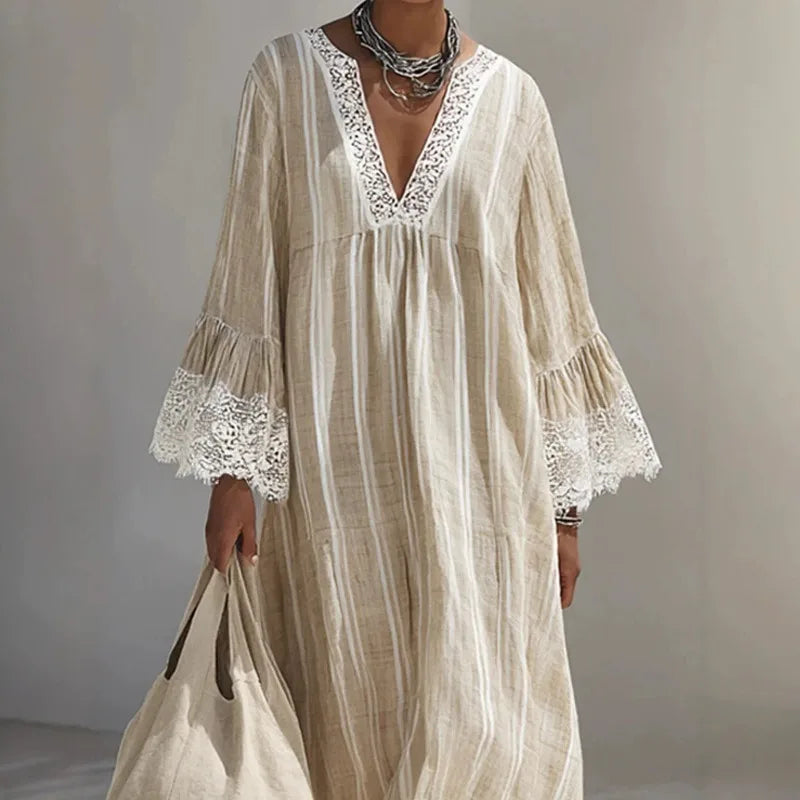 Vestido Lysandra™ com Listras Verticais Delicadas e Acabamento em Renda Contrastante / Detalhes Que Alongam o Visual e Trazem Mais Delicadeza