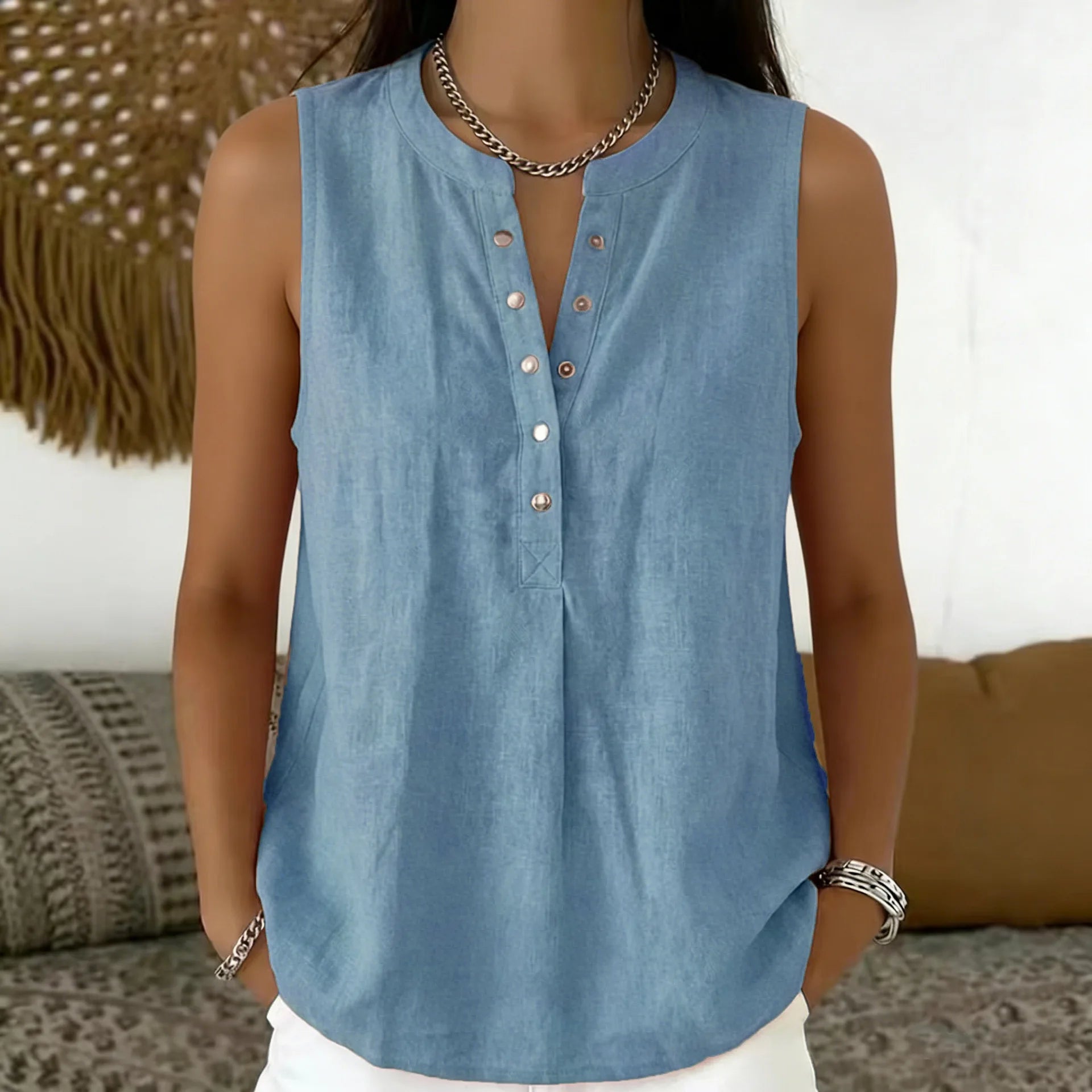 Blusa Larissa™ com Gola Redonda, Abotoamento Frontal e Modelagem Sem Mangas / Versátil Para Diferentes Looks