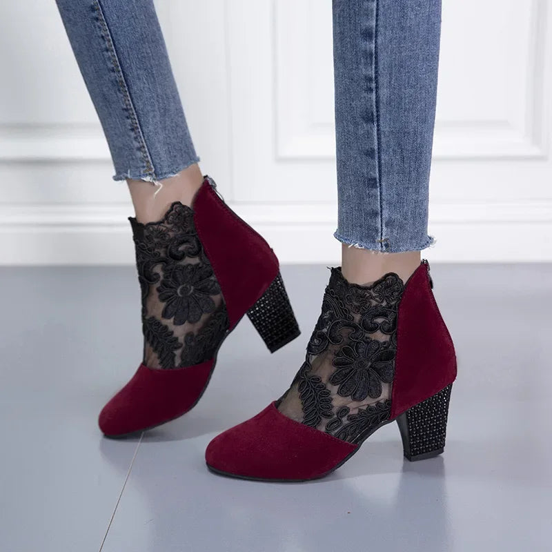 Bota Cano Curto Mirabelle™ em Renda e Salto Bloco / Feminilidade e Estilo sem Comprometer o Conforto!