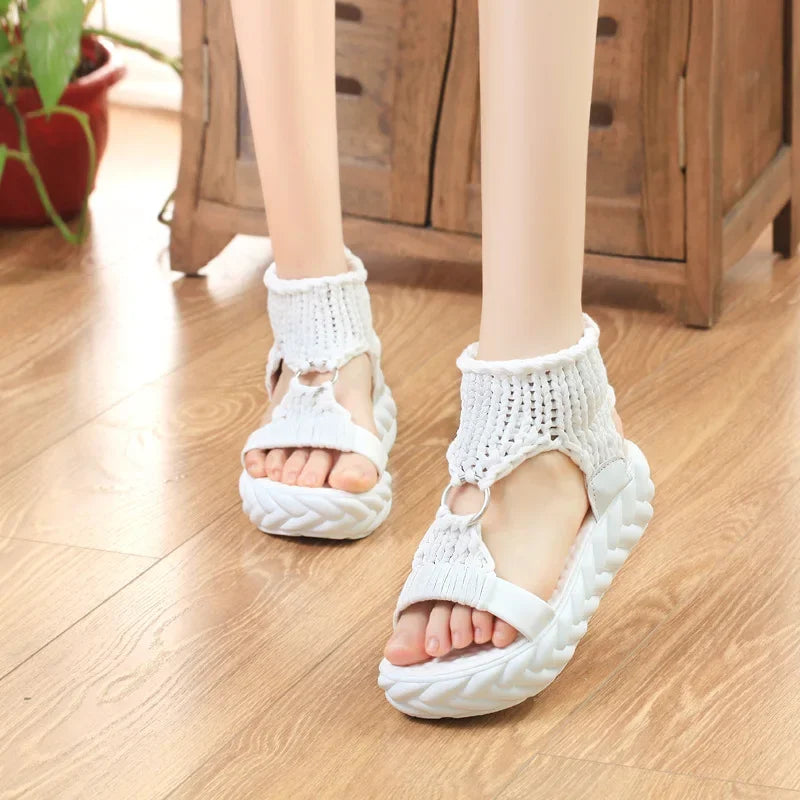 Sandália Livorno™ com Tiras em Tricô Artesanal e Solado Confort / Estilo Natural com Toque Contemporâneo para Seus Dias de Leveza!