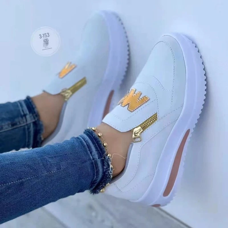 Tênis Zarelli™ com Recortes Matelassados, Zíper Lateral Metálico e Detalhe Dourado