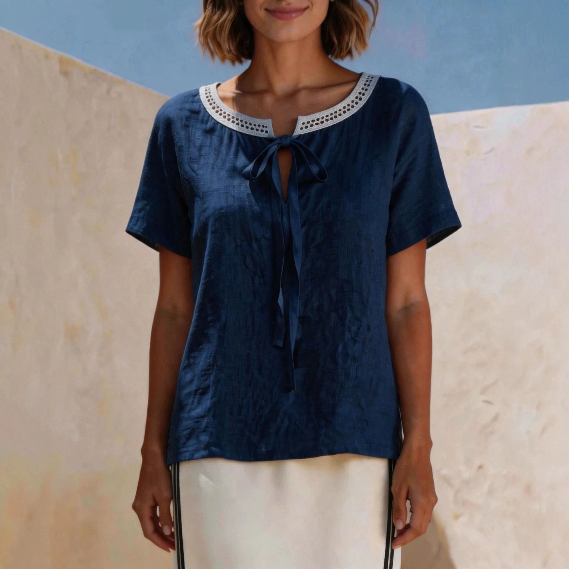 Blusa Valisse™ com Amarração em Laço e Acabamento Vazado no Decote