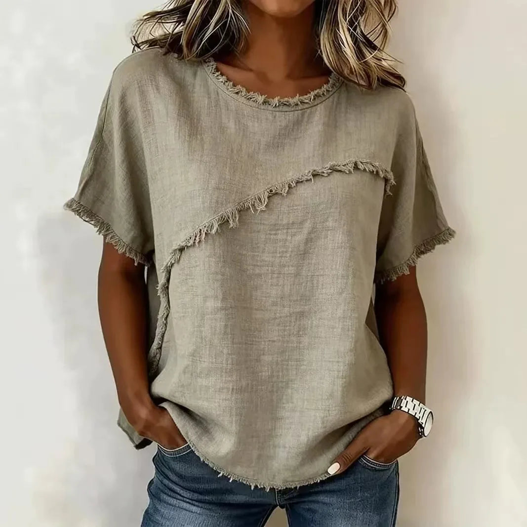 Blusa Verena™ com Recorte Assimétrico e Acabamento Desfiado