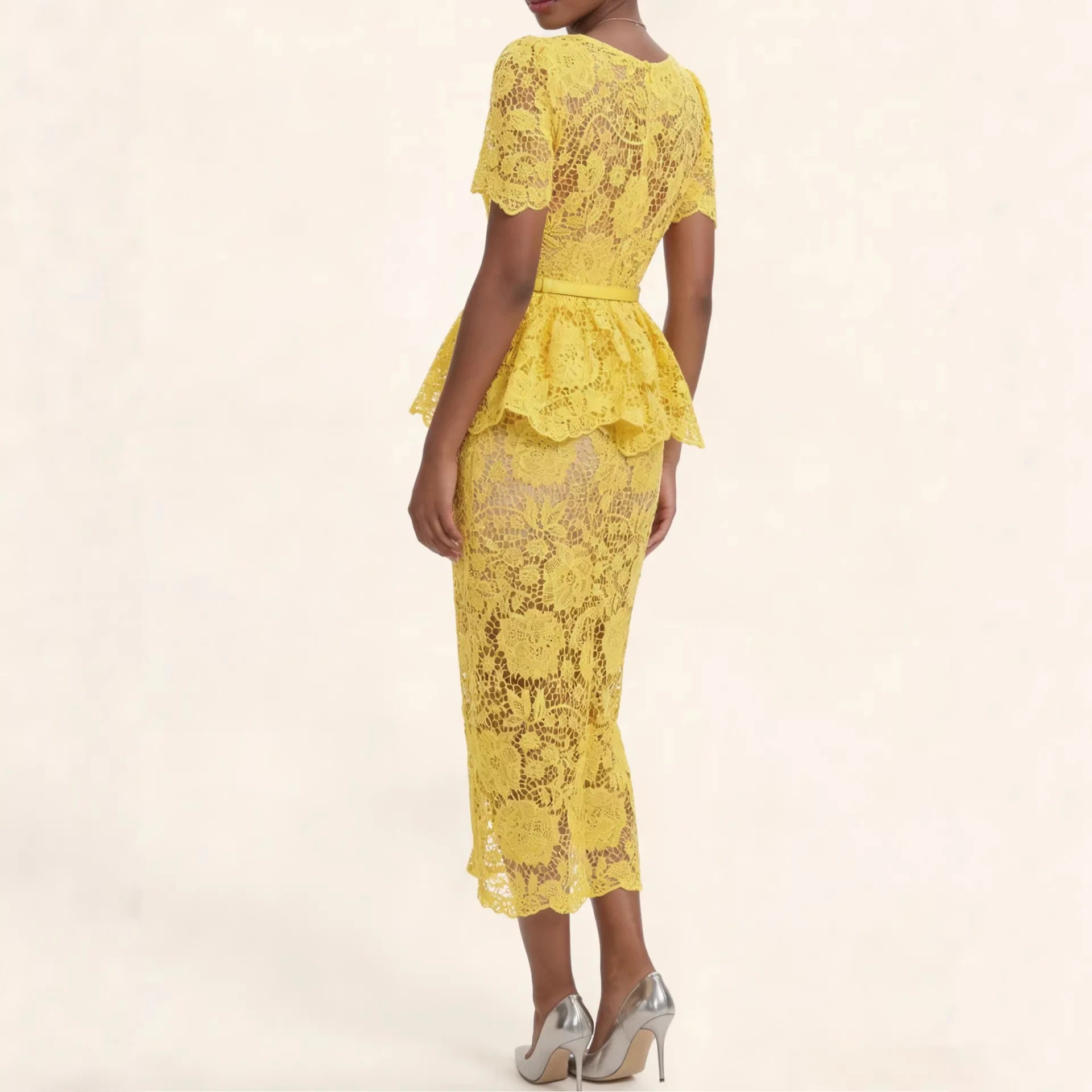 Vestido Marivelle™ com Renda Floral, Peplum e Botões Ornamentais / Uma composição refinada para ocasiões que pedem presença.
