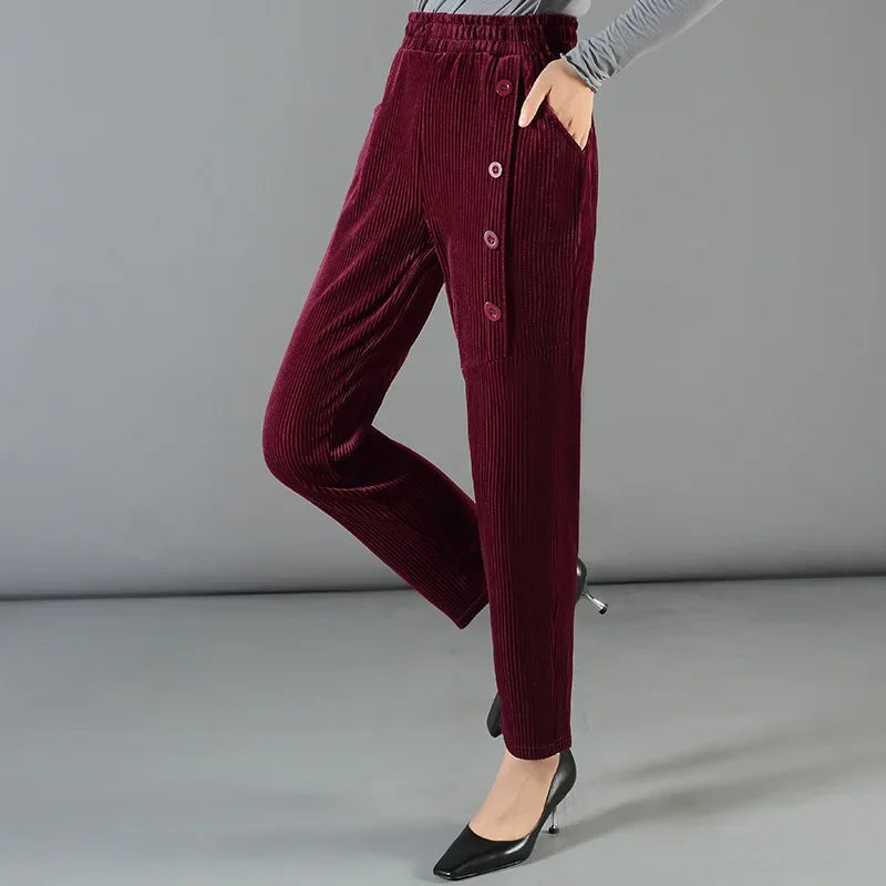 Calça Velvet™ em Veludo Forrado com Botões Decorativos / Aconchego e Estilo nos Dias Frios!