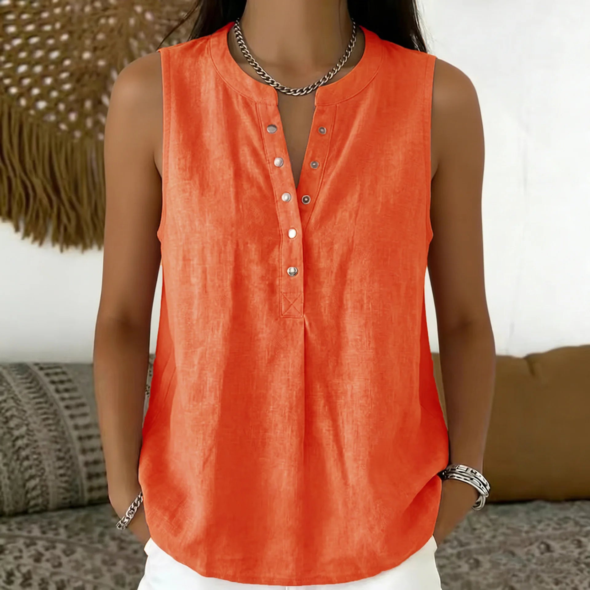 Blusa Larissa™ com Gola Redonda, Abotoamento Frontal e Modelagem Sem Mangas / Versátil Para Diferentes Looks