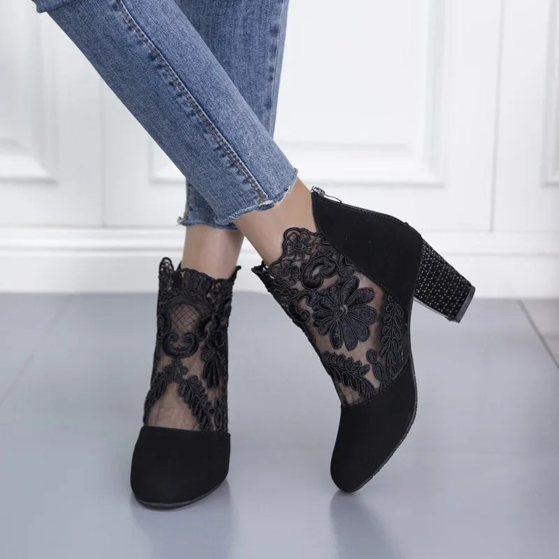 Bota Cano Curto Mirabelle™ em Renda e Salto Bloco / Feminilidade e Estilo sem Comprometer o Conforto!