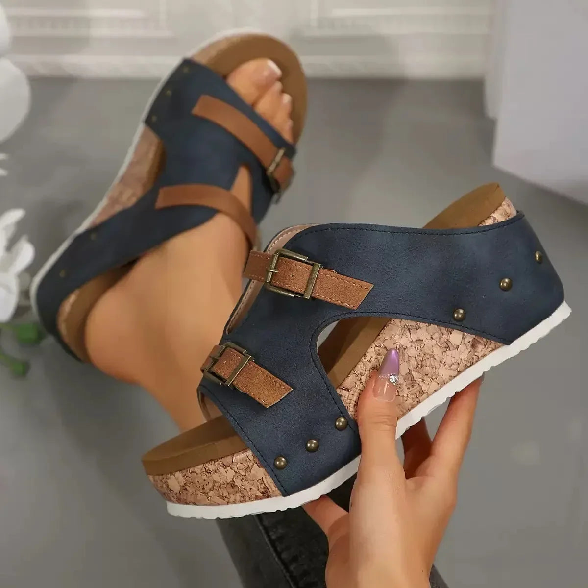 Sandália Plataforma Dalila™ com Palmilha Anatômica e Solado Natural / Estilo e Leveza para Seus Passos Diários!
