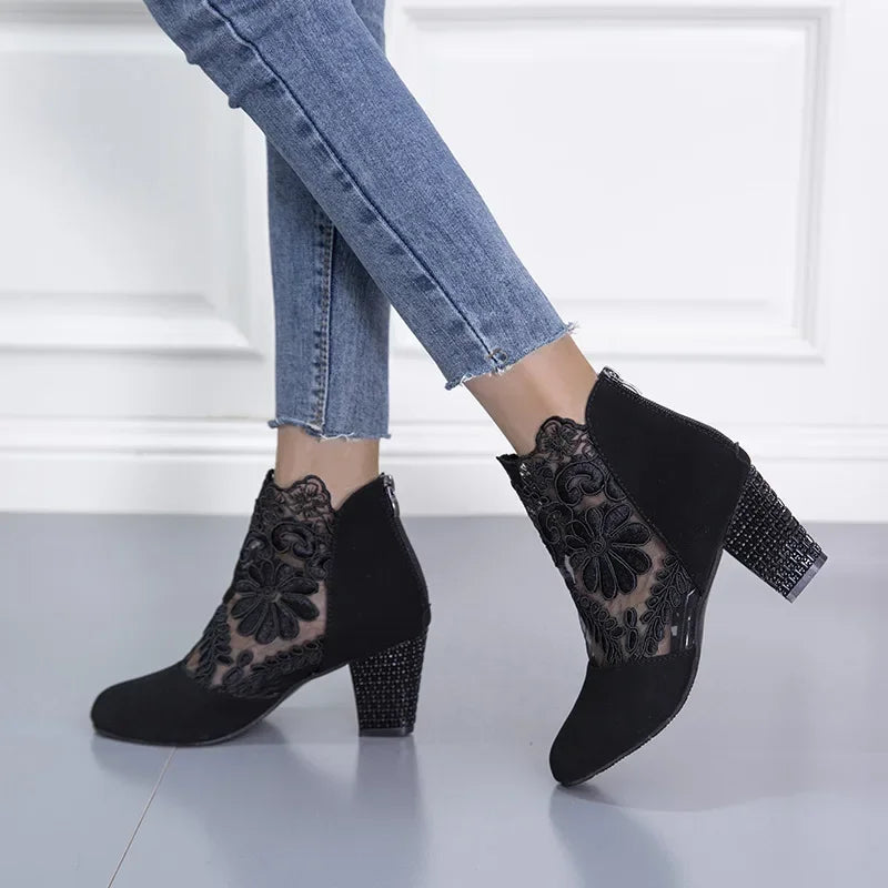 Bota Cano Curto Mirabelle™ em Renda e Salto Bloco / Feminilidade e Estilo sem Comprometer o Conforto!