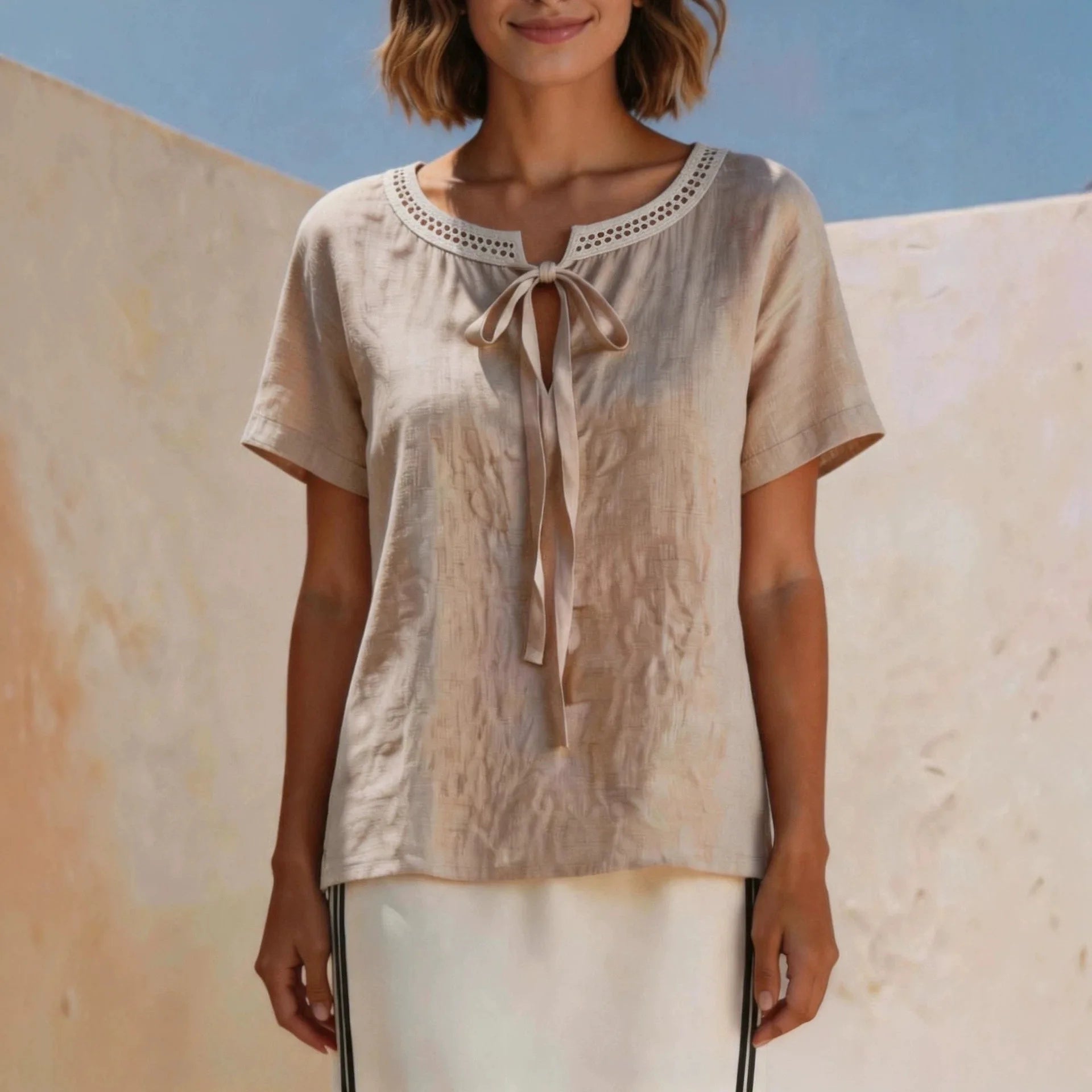 Blusa Valisse™ com Amarração em Laço e Acabamento Vazado no Decote