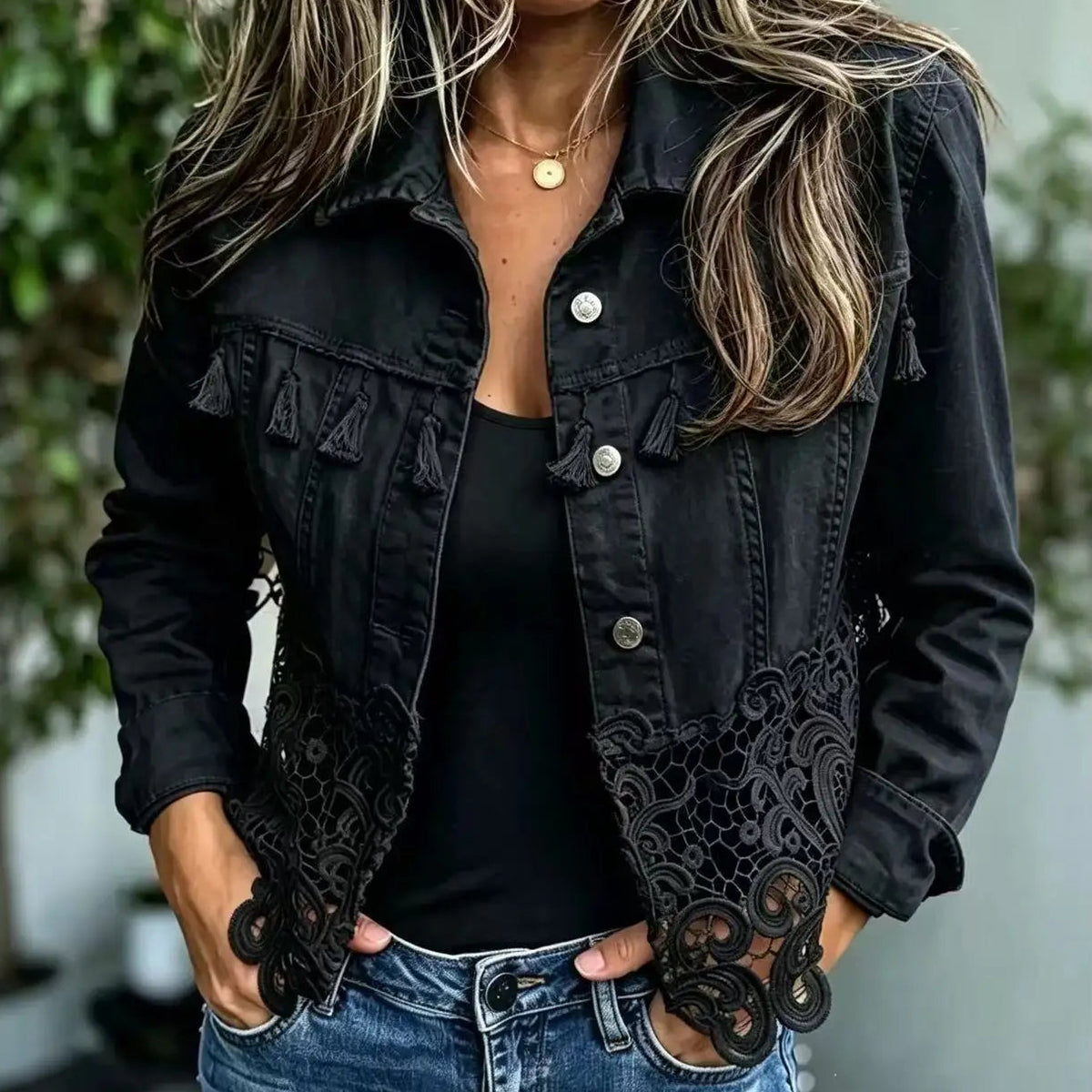 Jaqueta Jeans Caprielle™ com Renda Vazada na Barra e Detalhes de Tasséis no Busto / Romantismo e Personalidade em Uma Terceira Peça Marcante