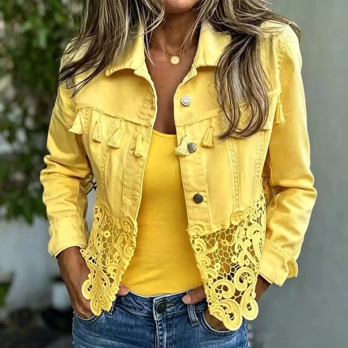 Jaqueta Jeans Caprielle™ com Renda Vazada na Barra e Detalhes de Tasséis no Busto / Romantismo e Personalidade em Uma Terceira Peça Marcante