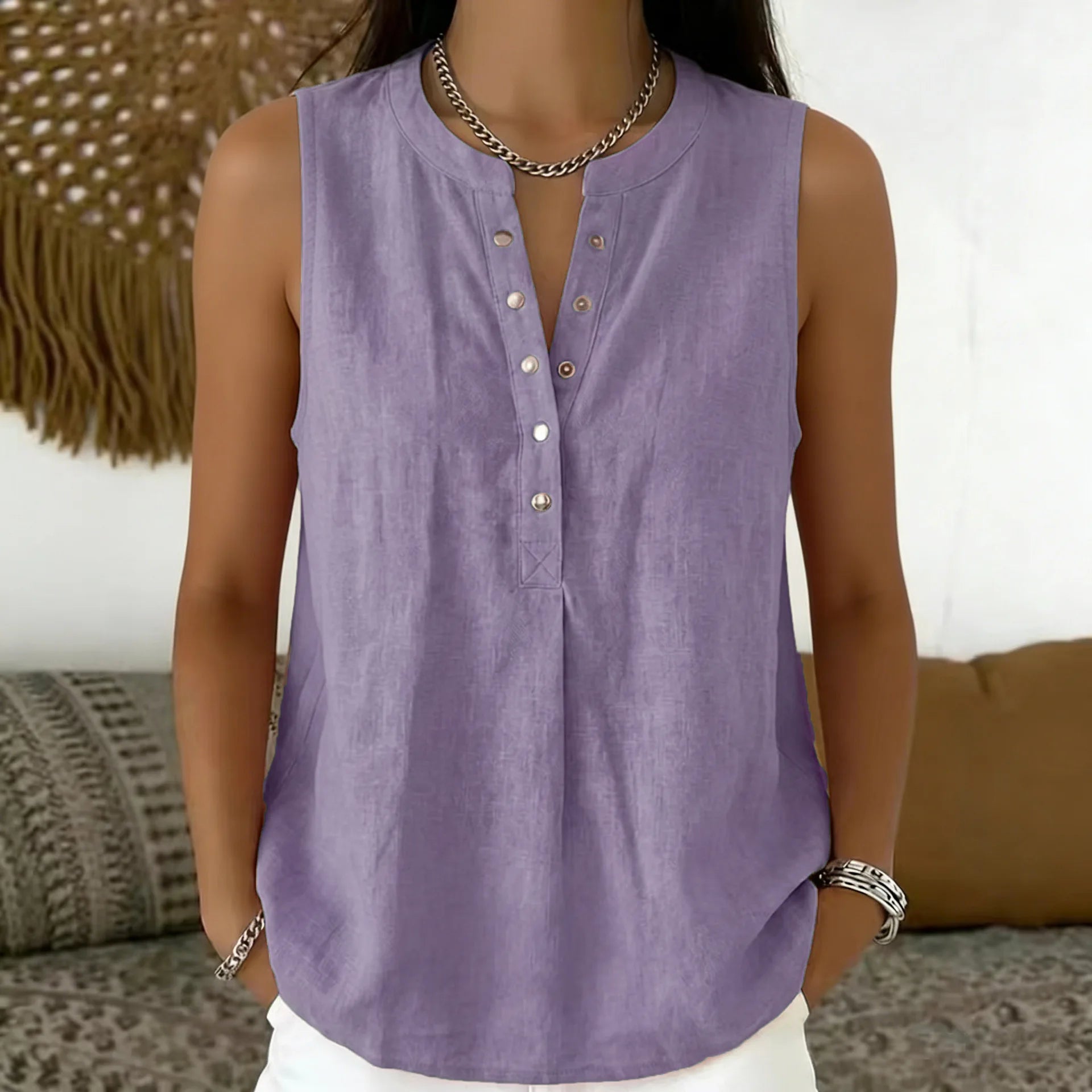 Blusa Larissa™ com Gola Redonda, Abotoamento Frontal e Modelagem Sem Mangas / Versátil Para Diferentes Looks