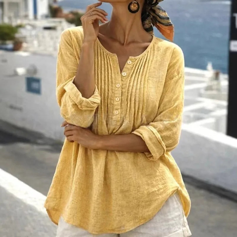Blusa Nerea™ com Plissado Frontal, Botões na Gola e Modelagem Ampla / Detalhes Delicados Que Dão Mais Movimento e Presença ao Visual