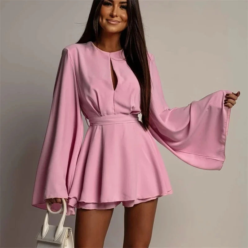 Macaquinho Lunelle™ com Costas Abertas e Elegância Delicada