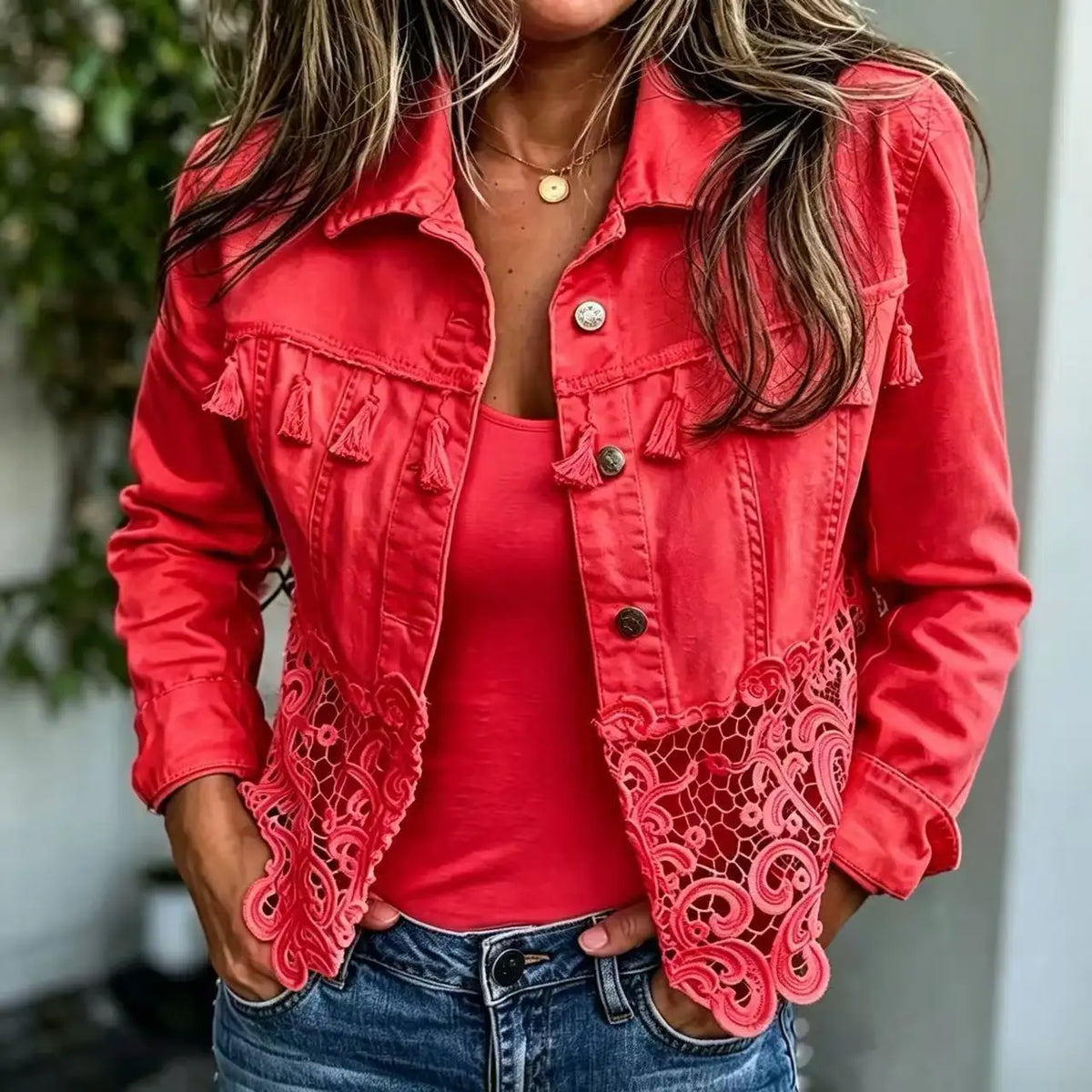 Jaqueta Jeans Caprielle™ com Renda Vazada na Barra e Detalhes de Tasséis no Busto / Romantismo e Personalidade em Uma Terceira Peça Marcante