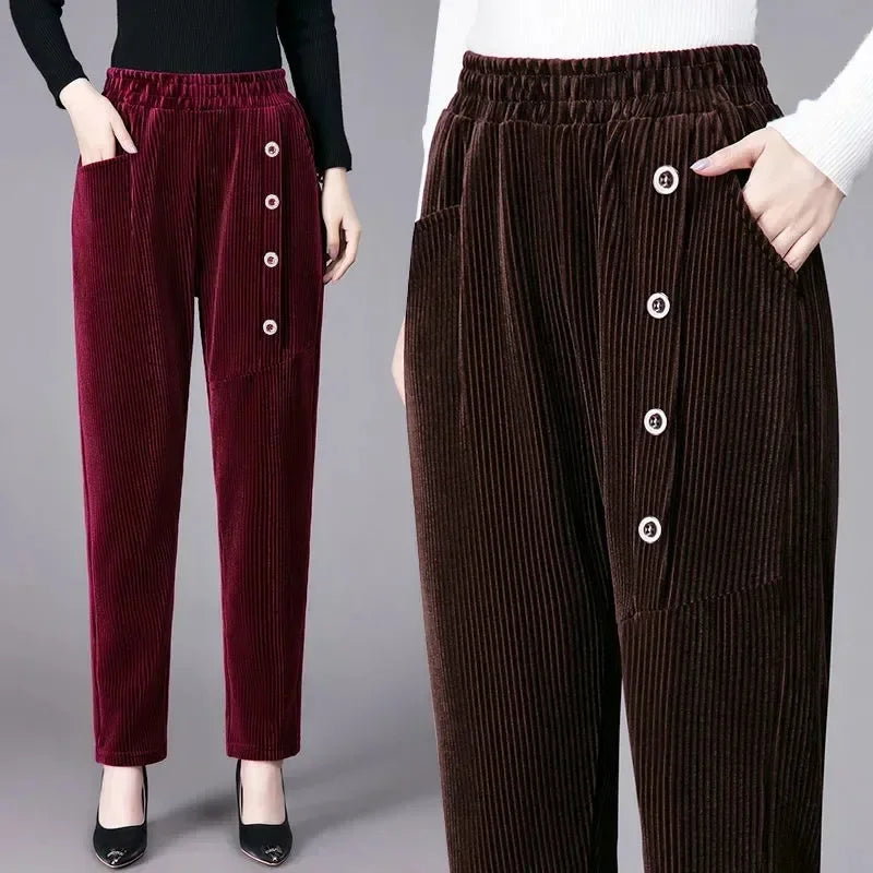 Calça Velvet™ em Veludo Forrado com Botões Decorativos / Aconchego e Estilo nos Dias Frios!