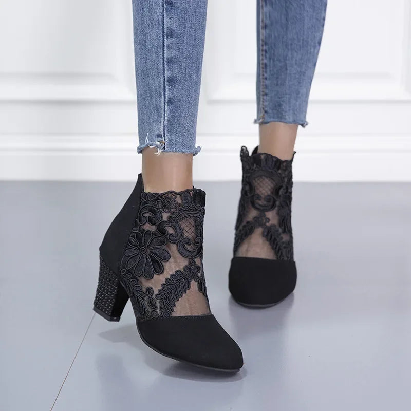 Bota Cano Curto Mirabelle™ em Renda e Salto Bloco / Feminilidade e Estilo sem Comprometer o Conforto!