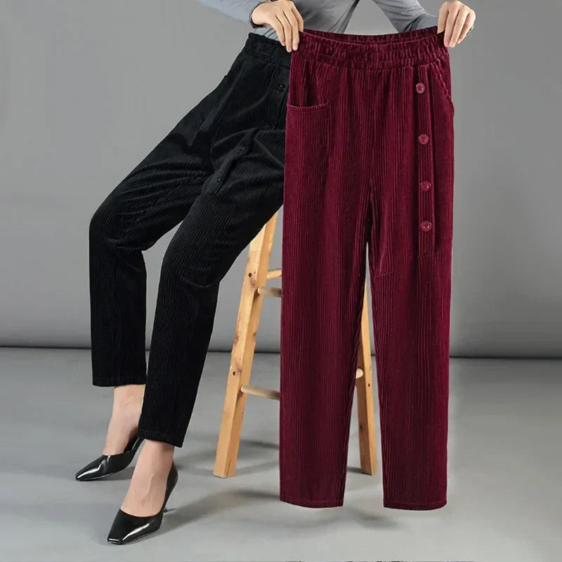 Calça Velvet™ em Veludo Forrado com Botões Decorativos / Aconchego e Estilo nos Dias Frios!