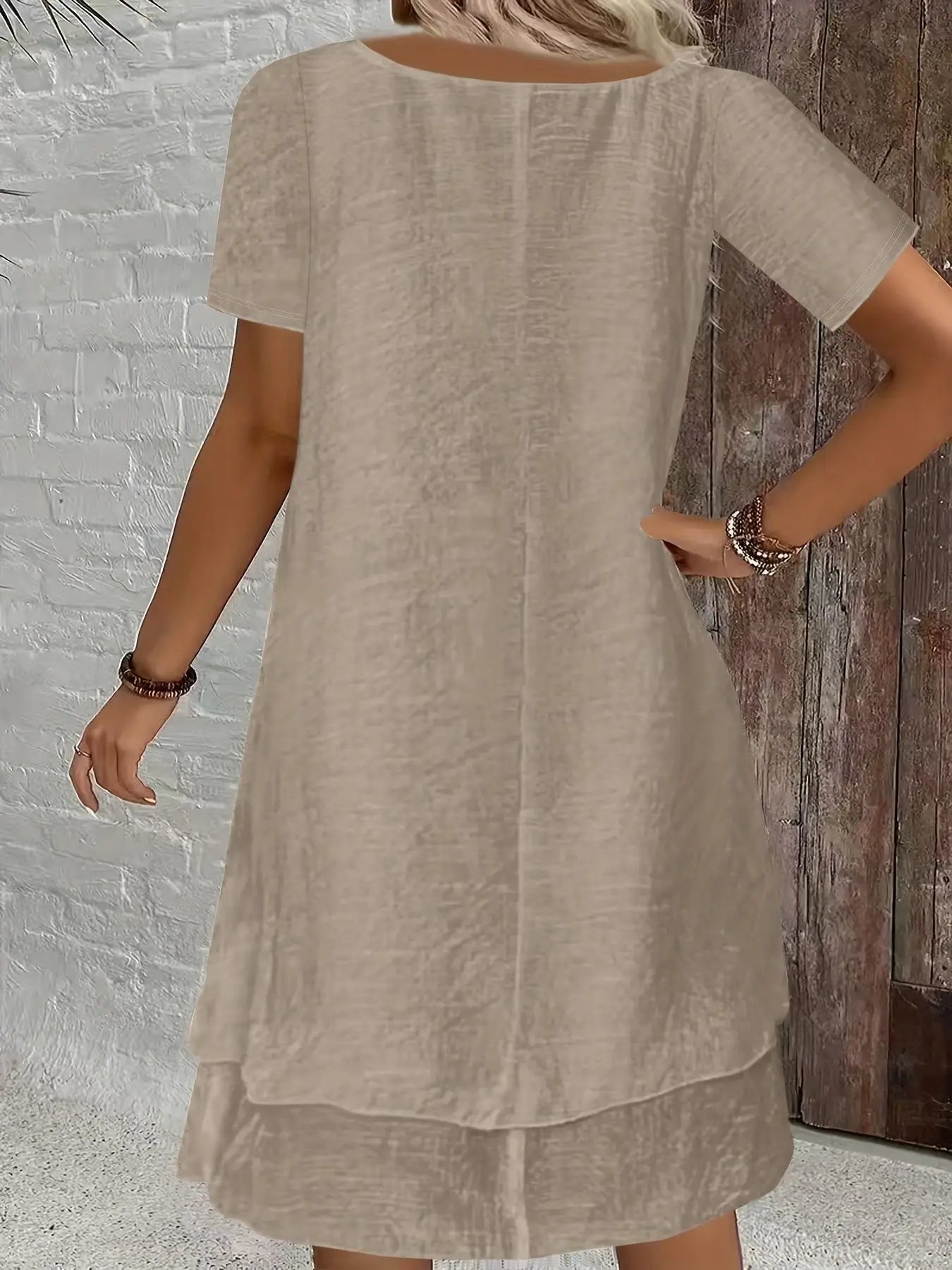 Vestido Midi Martina™ com Decote Elegante, Mangas Curtas e Saia Evasê com Camadas